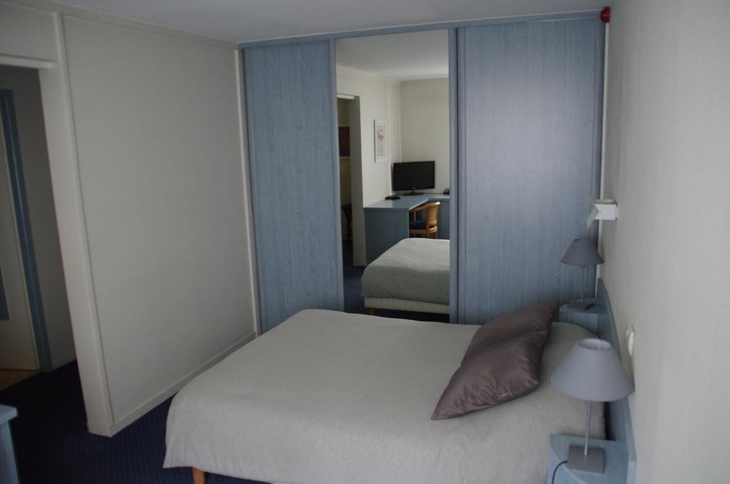 Hotel Lumiere Des Alpes Bron Room photo